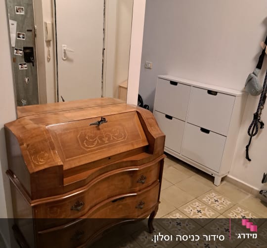 ארון עץ מעוצב וארון לבן עם מגירות